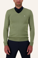 J. Lindeberg Lymann gestrickter Pullover, bequemer Wollpullover mit strukturiertem Muster, auf einem weißen Hintergrund fotografiert