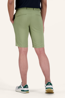 J. Lindeberg Eloy Golfshorts, kurze Hosen aus leichtem Material, perfekt für das Golfspielen, in neutralen Farben.