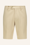 J. Lindeberg Vent Tight Golf-Short, kurze Hosen für Damen mit atmungsaktivem Material, sportliches Design und elastischem Bund.