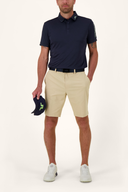 J. Lindeberg Vent Tight Golf-Short, kurze Hosen aus atmungsaktivem Material für Golf, schwarz mit elastischem Bund.