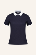 J. Lindeberg Izara Polo, blaues Poloshirt mit Knopfleiste und Logo-Details, auf weißem Hintergrund sichtbar