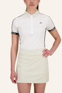 Demi Polo von J. Lindeberg, elegantes Poloshirt aus weichem Stoff, in neutraler Farbe, Detailaufnahme des Kragens und Stoffstruktur