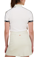Demi Polo von J. Lindeberg, elegantes Poloshirt in neutraler Farbe, mit Kragen und Knopfleiste, auf einem weißen Hintergrund.