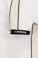 Demi Polo von J. Lindeberg, bequemes Poloshirt aus weicher Baumwolle, in heller Farbe, mit Kragen und Knopfleiste.