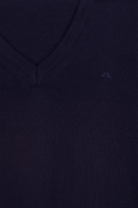 Weißer J. Lindeberg Amaya Strickpullover mit Rundhalsausschnitt und Mustermix, auf einem weißen Hintergrund.