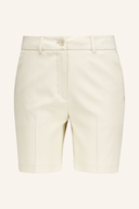 Gwen Golfshorts von J. Lindeberg, kurze Hosen aus leichter Stoff, mit seitlichen Taschen und sportlichem Design.