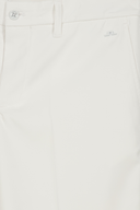 Bunte J. Lindeberg Eloy Golfshorts, kurze Hosen aus atmungsaktivem Material, ideal für Golf und Freizeit, auf weißem Hintergrund.