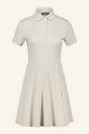 Janna Kleid von J. Lindeberg, elegantes Damenkleid in zartem Farbton, mit fließendem Stoff und stilvollem Schnitt.