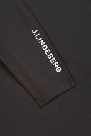 J. Lindeberg Tour Tech Midlayer, bequemer Midlayer aus technischem Material, in dunkler Farbe mit Reißverschluss und Logo.