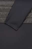 J. Lindeberg Hayden Quilt Hybrid Jacke, moderne Damenjacke mit gesteppter Hybrid-Optik, in dunkler Farbe, blickdicht und stilvoll.