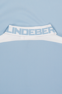 J. Lindeberg Bo Poloshirt in klassischem Design, aus Baumwolle, mit Kragen und kurzen Ärmeln, auf weißem Hintergrund.