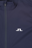 Leichte, packbare Weste von J. Lindeberg, Ash Light Packable Weste, in neutralem Farbton auf weißem Hintergrund.