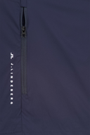 Jacs Zip Jacke von J. Lindeberg, schwarze Damenjacke mit Reißverschluss und Kapuze, sportliches Design, Vorderansicht.