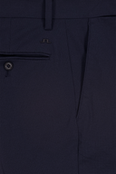 Lange Golfhose von J. Lindeberg, bequemes Stretchmaterial, elegante Passform, in neutraler Farbe, für Damen oder Herren.