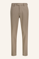 Lange Hose von J. Lindeberg mit flexibler Ventilationsöffnung, ideal für sportliche Aktivitäten, auf weißem Hintergrund.
