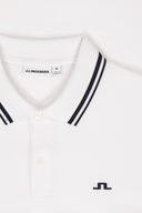 J. Lindeberg Joey Tipping Polo, schwarzes T-Shirt aus weichem Stoff mit Polo-Kragen und Logo-Details sichtbar.