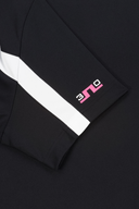 J. Lindeberg 30Y Rory KV Mock Neck Golfshirt, schwarzes T-Shirt mit Rollkragen und sportlichem Design, auf weißem Hintergrund
