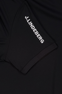 Detailaufnahme eines schwarzen Jilindberg Pullovers mit weißem Markenlogo auf dem Ärmel