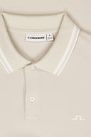 J. Lindeberg Joey Tipping Polo T-Shirt in Grau, Baumwolle, mit Kragen und kurzen Ärmeln, auf weißem Hintergrund