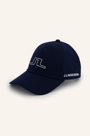 J. Lindeberg Caden Cap, stilvolle Kappe aus robustem Material, mit Logo-Details und verstellbarem Riemen für bequemen Sitz.
