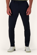 Lange Golfhose von J. Lindeberg, Vent Golf Pant, in neutralem Farbton, mit geradem Schnitt und elastischem Bund.