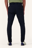 Lange Golfhose von J. Lindeberg, schwarze Vent Golf Pant mit bequemer Passform und elastischem Bund, ideal für sportliche Aktivitäten.