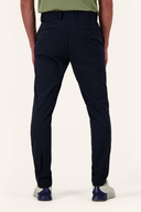 Lange Golfhose von J. Lindeberg, Vent Golf Pant, in dunkler Farbe mit sportlichem Schnitt und elastischem Bund.