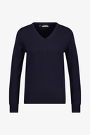 J. Lindeberg Lymann gestrickter Pullover, bequemer Wollpullover mit Rippmuster, getragen von einer Person.