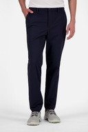 J. Lindeberg Axil Fleece Twill Golfhose, lange Hosen in dunkler Farbe, mit Seitentaschen und elastischem Bund.