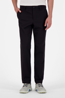 J. Lindeberg Axil Fleece Twill Golfhose, lange Hosen aus Fleece-Twill, bequeme Passform, sportlicher Stil, auf einem weißen Hintergrund.