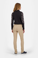 Damen Langarm Polo von Daily Sports, Bondy Modell, in klassischem Design mit Kragen und Knopfleiste, in neutralen Farben.