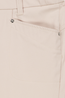 Lange Regular Fit Hose von Daily Sports in neutralem Farbton, zeigt den bequemen Schnitt und die weiche Stoffqualität.