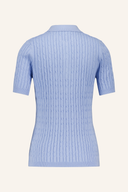 Kurzes schwarzes Polo-Shirt von Daily Sports, Madelene, mit Kragen und kurzen Ärmeln, auf weißem Hintergrund.