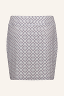 Weißer Sheermotion Skort von Daily Sports, sportlicher Damenrock mit Shorts-Unterteil, ideal für Freizeit und Sport.
