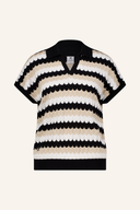 Zig-Zag Polo von Daily Sports, bequemes Polo-Shirt mit Zickzack-Muster in lebendigen Farben, ideal für sportliche Freizeit.
