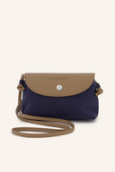 Daily Sports Flap Bag Umhängetasche aus Sonstige Taschen mit Reißverschluss und verstellbarem Schultergurt, schwarz und kompakt.