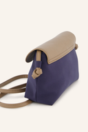 Daily Sports Flap Bag Umhängetasche aus Stoff, mit Klappe und verstellbarem Riemen, für den Alltag.