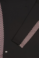 Damen-Langarmshirt Breeze Half-Neck von Daily Sports, schwarze Longsleeve aus weichem Material, Nahaufnahme des Stoffes und Halsbereich