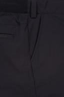 Golfhose für Herren von Peak Performance, bequeme Hosen mit elastischem Bund und klassischen Design, ideal für das Spiel auf dem Golfplatz.