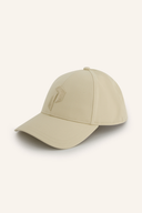 Schwarze Retro-Kappe von Peak Performance mit gebogener Schirm und stylischem Design, ideal für sportliche Freizeit.