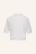 Gedecktes, plissiertes Kleid von Peak Performance, mit eleganten Falten und bequemem T-Shirt-Design, auf weißem Hintergrund.