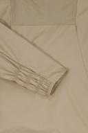 Leichte Windjacke von Peak Performance, Glider, aus atmungsaktivem Material, in neutraler Farbe, zeigt die Jacke an einem Kleiderbügel.