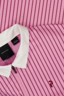 Grafisches Zip Polo von Peak Performance, bequemes T-Shirt mit Reißverschluss und modernem Design, in bunten Farben.