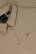 Helles Peak Performance Alta Polohemd aus atmungsaktivem T-Shirt mit Kragen und Logo-Details, ideale Sport- und Freizeitkleidung.