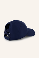 Kjus Dual Ponytail Cap, schwarze Kappe mit zwei Zopffeldern, bequemer Schutz für den Kopf und Haare, sportliches Design
