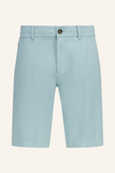 Kjus Iver Shorts, kurze Hosen aus atmungsaktivem Stoff, in neutralem Farbton, mit elastischem Bund und praktischen Taschen.