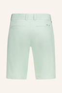 Kjus Iver Shorts, kurze Hosen aus atmungsaktivem Material, mit elastischem Bund und sportlichem Design, auf weißem Hintergrund.