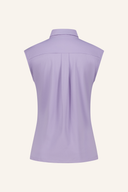 Chervo ADVICE Polo, bequemes Poloshirt aus Baumwolle, mit Kragen und Knöpfen, in gepflegtem Design, auf dem Model getragen.