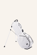 Minimal Golf Terra SE1 8,5" Standbag mit gepolstertem Tragegurt und Stauraum für Golfschläger und Zubehör.