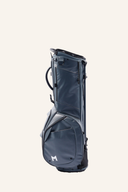Minimal Golf Terra SE1 8,5" Standbag mit stabilen Standfüßen und verstellbarem Schultergurt, schwarzes Design.
